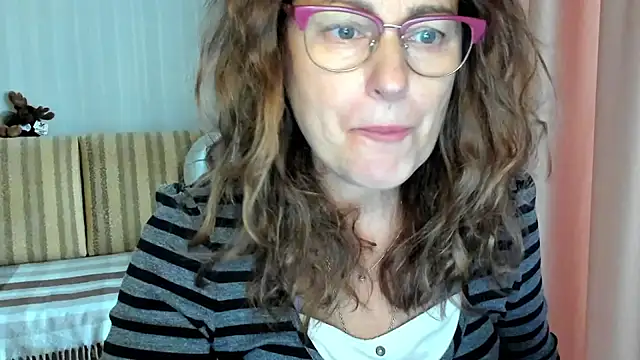 Snapshot of lauraoven chatting on October 21, 10:27 am lauraoven online show from October 21, 10:27 am