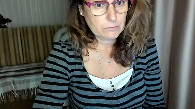 Snapshot of lauraoven chatting on October 22, 1:44 pm lauraoven online show from October 22, 1:44 pm