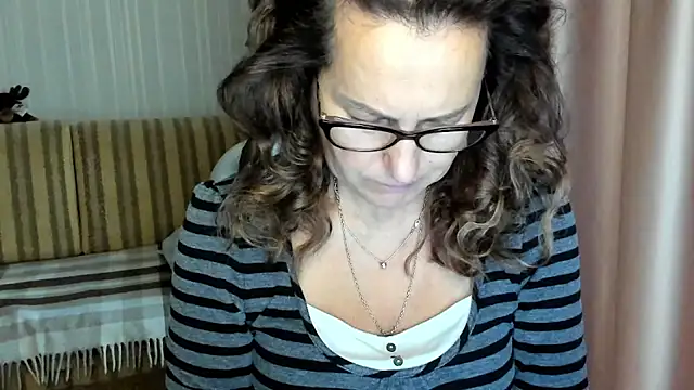 Snapshot of lauraoven chatting on October 24, 7:27 am lauraoven online show from October 24, 7:27 am