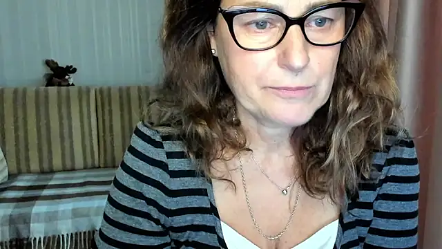 Snapshot of lauraoven chatting on October 25, 9:06 am lauraoven online show from October 25, 9:06 am