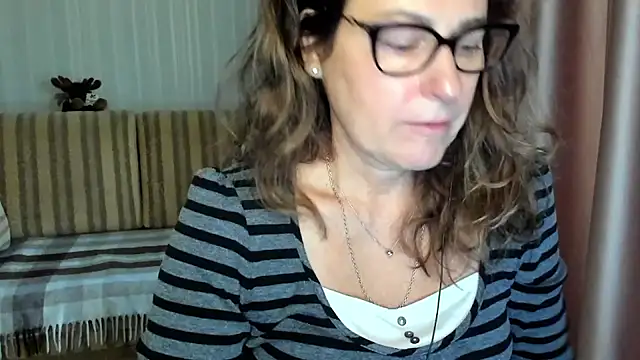 Snapshot of lauraoven chatting on October 26, 8:31 am lauraoven online show from October 26, 8:31 am