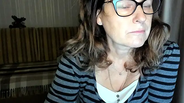 Snapshot of lauraoven chatting on October 27, 2:43 pm lauraoven online show from October 27, 2:43 pm