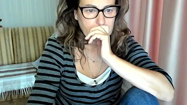 Snapshot of lauraoven chatting on October 29, 8:05 am lauraoven online show from October 29, 8:05 am