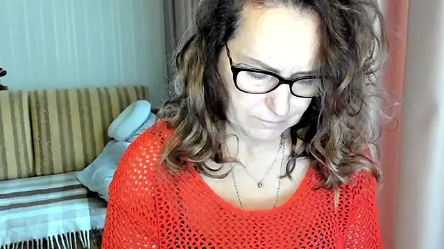 Snapshot of lauraoven chatting on October 30, 8:05 am lauraoven online show from October 30, 8:05 am