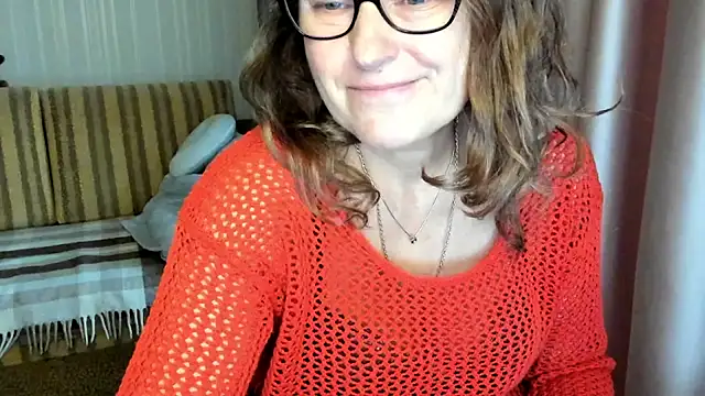 Snapshot of lauraoven chatting on October 31, 7:53 am lauraoven online show from October 31, 7:53 am