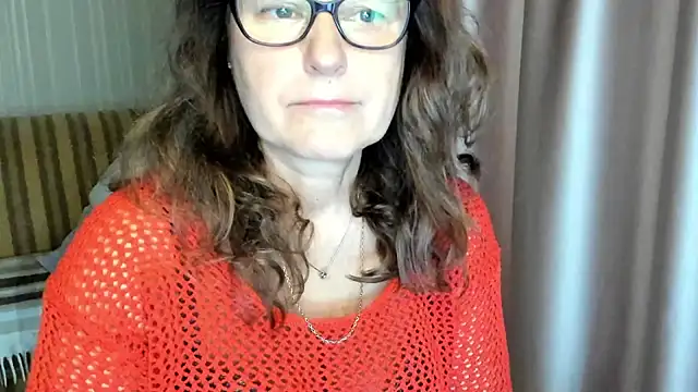 Snapshot of lauraoven chatting on November 1, 7:54 am lauraoven online show from November 1, 7:54 am