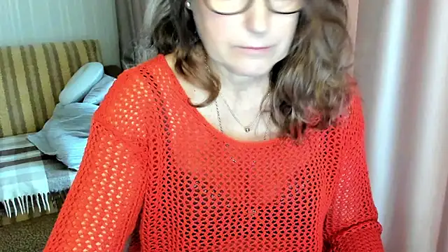 Snapshot of lauraoven chatting on November 2, 9:00 am lauraoven online show from November 2, 9:00 am