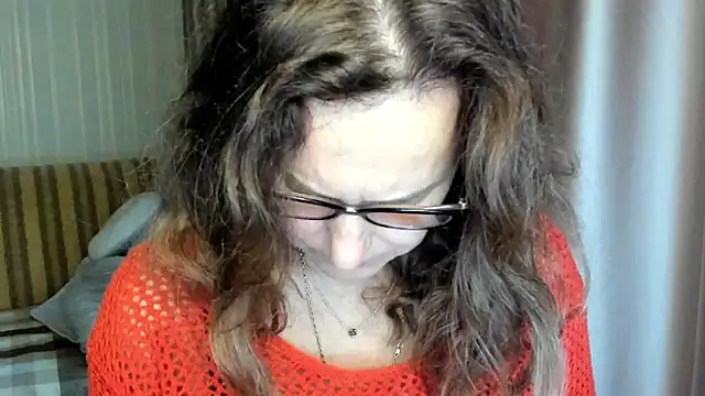 Snapshot of lauraoven chatting on November 3, 7:31 am lauraoven online show from November 3, 7:31 am