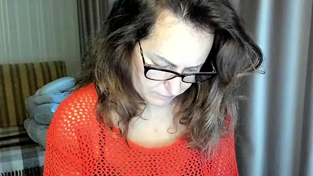 Snapshot of lauraoven chatting on November 5, 7:52 am lauraoven online show from November 5, 7:52 am