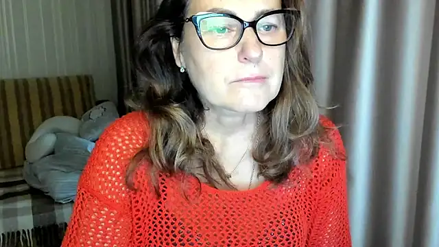 Snapshot of lauraoven chatting on November 6, 7:31 am lauraoven online show from November 6, 7:31 am