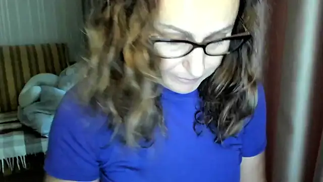 Snapshot of lauraoven chatting on November 7, 10:59 am lauraoven online show from November 7, 10:59 am