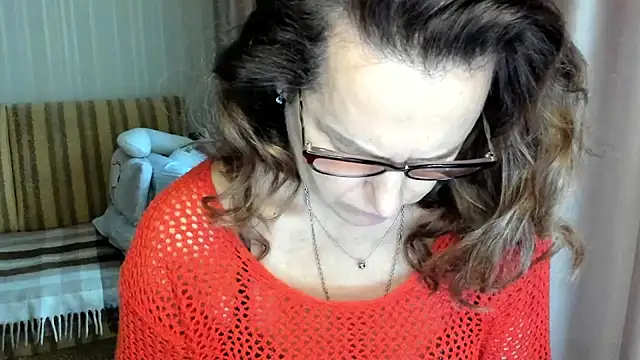 Snapshot of lauraoven chatting on November 8, 10:15 am lauraoven online show from November 8, 10:15 am