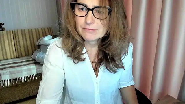 Snapshot of lauraoven chatting on November 14, 8:13 am lauraoven online show from November 14, 8:13 am