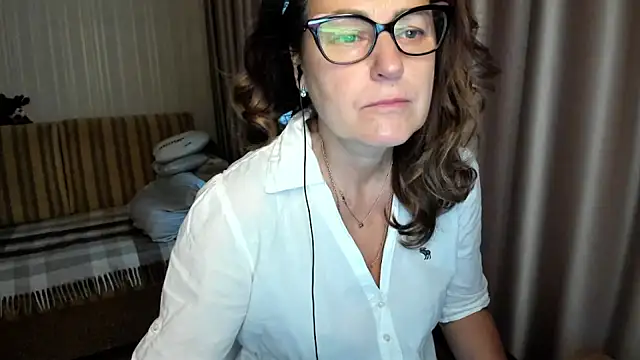 Snapshot of lauraoven chatting on November 21, 7:18 am lauraoven online show from November 21, 7:18 am