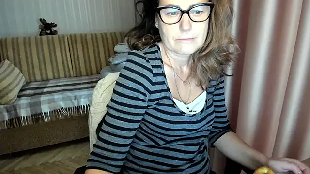 Snapshot of lauraoven chatting on November 26, 10:05 am lauraoven online show from November 26, 10:05 am