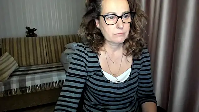 Snapshot of lauraoven chatting on November 27, 8:05 am lauraoven online show from November 27, 8:05 am