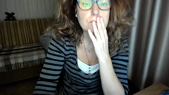 Snapshot of lauraoven chatting on November 28, 11:57 am lauraoven online show from November 28, 11:57 am