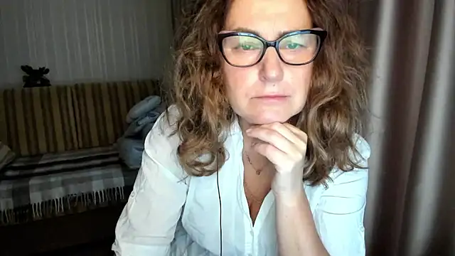 Snapshot of lauraoven chatting on December 2, 8:08 am lauraoven online show from December 2, 8:08 am