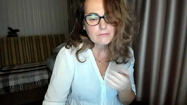 Snapshot of lauraoven chatting on December 4, 7:50 am lauraoven online show from December 4, 7:50 am