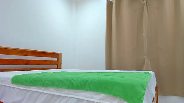 Snapshot of CurvyJules69 chatting on December 4, 3:27 am CurvyJules69 online show from December 4, 3:27 am