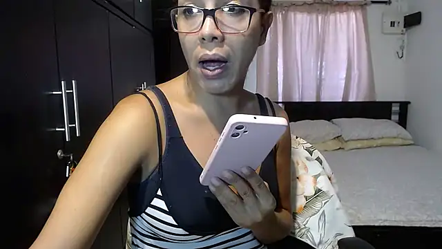 Snapshot of sensual_nataliee chatting on January 23, 5:52 pm sensual nataliee online show from January 23, 5:52 pm