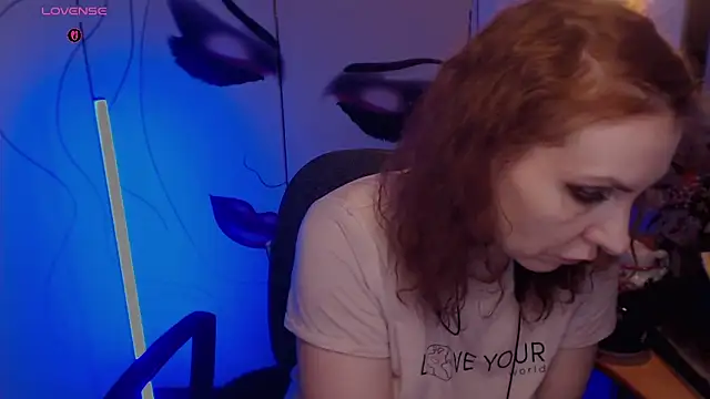 Snapshot of JohansonKatie chatting on December 17, 1:55 am JohansonKatie online show from December 17, 1:55 am