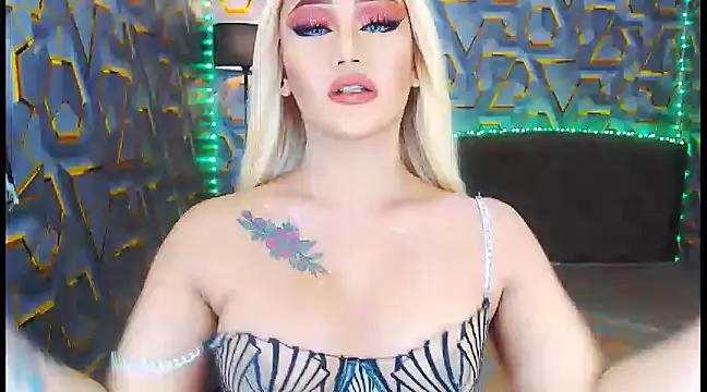 Snapshot of KylieMaxwellCaulfield_TS chatting on January 29, 3:33 am KylieMaxwellCaulfield TS online show from January 29, 3:33 am