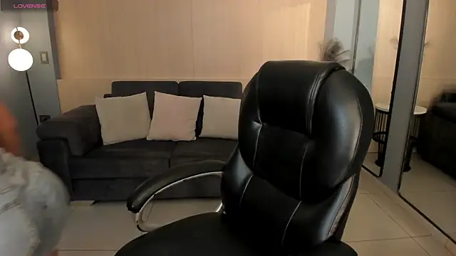 MiaRoberts1 online show from December 5, 6:37 pm