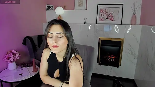 Snapshot of KylieMellow chatting on February 4, 8:24 am KylieMellow online show from February 4, 8:24 am