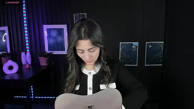 Snapshot of KylieMellow chatting on February 5, 5:20 am KylieMellow online show from February 5, 5:20 am