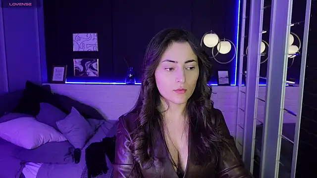 Snapshot of KylieMellow chatting on February 11, 5:47 am KylieMellow online show from February 11, 5:47 am