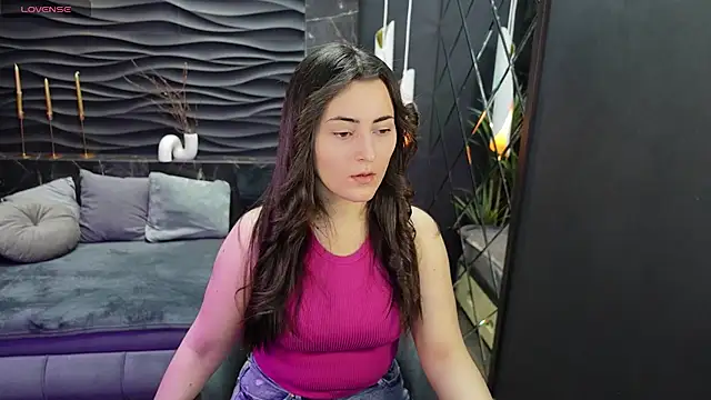 Snapshot of KylieMellow chatting on February 15, 6:02 am KylieMellow online show from February 15, 6:02 am