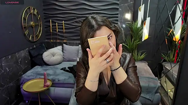 Snapshot of KylieMellow chatting on February 15, 9:38 am KylieMellow online show from February 15, 9:38 am