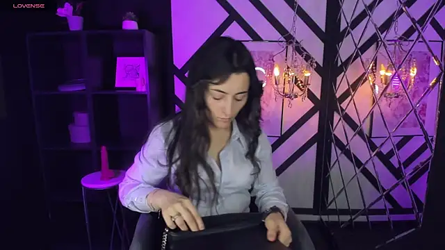 Snapshot of KylieMellow chatting on February 17, 1:32 pm KylieMellow online show from February 17, 1:32 pm