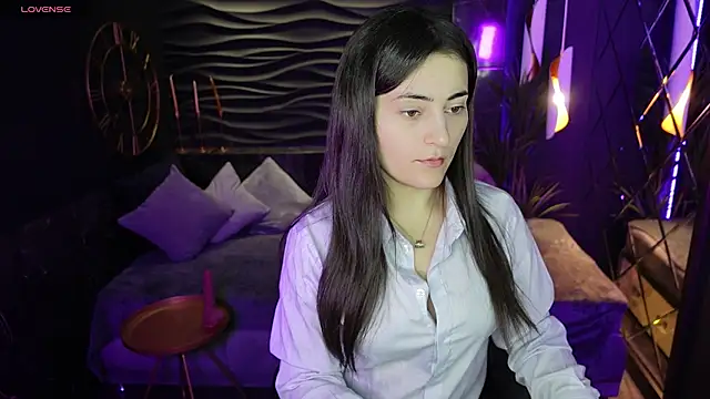 Snapshot of KylieMellow chatting on March 4, 5:32 am KylieMellow online show from March 4, 5:32 am