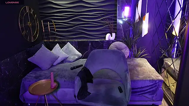 Snapshot of KylieMellow chatting on March 4, 8:35 am KylieMellow online show from March 4, 8:35 am