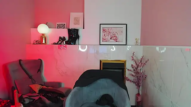 Snapshot of KylieMellow chatting on October 1, 5:24 am KylieMellow online show from October 1, 5:24 am