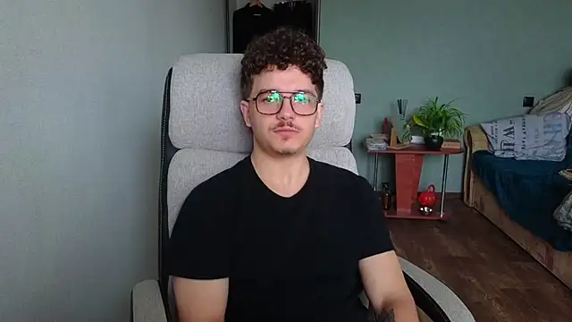 Remy Miles online show from November 12, 8:04 am