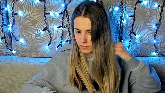 Snapshot of MaggieCake chatting on February 12, 1:33 am MaggieCake online show from February 12, 1:33 am