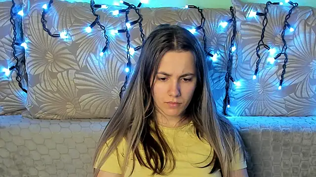 Snapshot of MaggieCake chatting on February 17, 3:47 am MaggieCake online show from February 17, 3:47 am