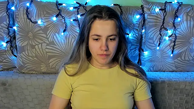 Snapshot of MaggieCake chatting on February 18, 2:40 am MaggieCake online show from February 18, 2:40 am