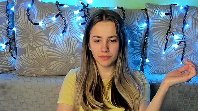 Snapshot of MaggieCake chatting on February 21, 4:02 am MaggieCake online show from February 21, 4:02 am