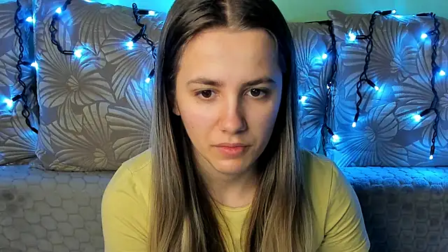 Snapshot of MaggieCake chatting on February 24, 5:49 am MaggieCake online show from February 24, 5:49 am