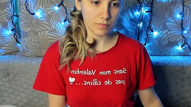 Snapshot of MaggieCake chatting on March 3, 3:45 am MaggieCake online show from March 3, 3:45 am