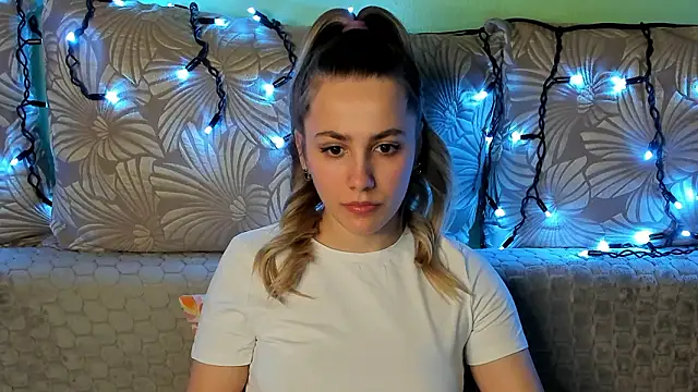 Snapshot of MaggieCake chatting on March 6, 1:35 am MaggieCake online show from March 6, 1:35 am