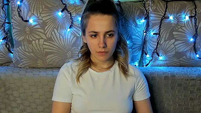 Snapshot of MaggieCake chatting on March 8, 1:25 am MaggieCake online show from March 8, 1:25 am