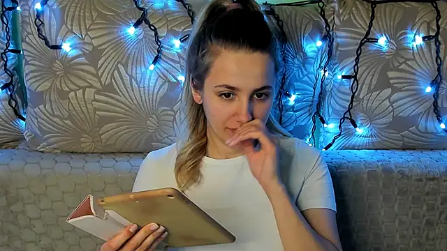 Snapshot of MaggieCake chatting on March 8, 2:04 am MaggieCake online show from March 8, 2:04 am