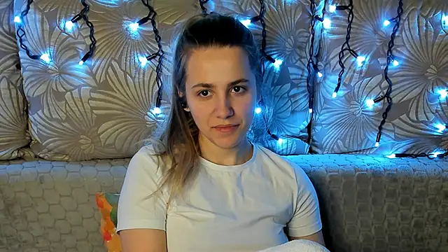 Snapshot of MaggieCake chatting on March 10, 1:54 am MaggieCake online show from March 10, 1:54 am