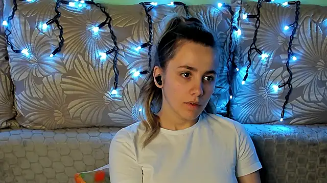 Snapshot of MaggieCake chatting on March 11, 2:28 am MaggieCake online show from March 11, 2:28 am