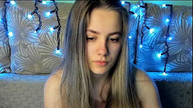 Snapshot of MaggieCake chatting on March 18, 2:47 am MaggieCake online show from March 18, 2:47 am